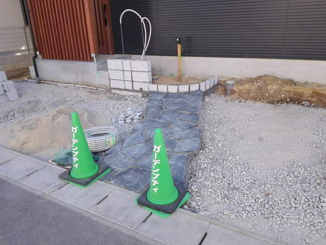 アプローチ乱形石貼張